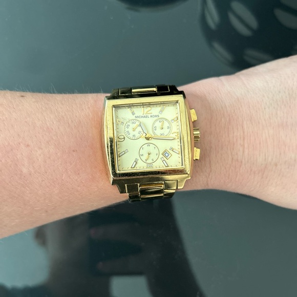 MICHAEL KORS Analog Gold Dial Quartz Watch. Needs battery replacement. - Picture 4 of 5